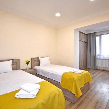 2 Bedroom Apartment, Quiet And Spacious Jerevan Exteriör bild