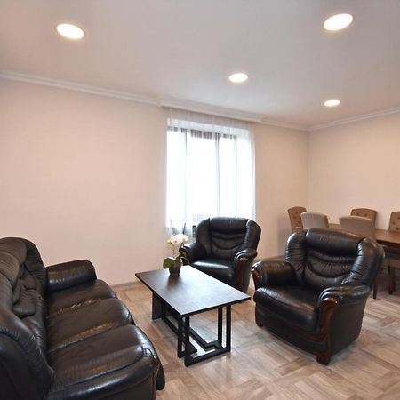 2 Bedroom Apartment, Quiet And Spacious Jerevan Exteriör bild