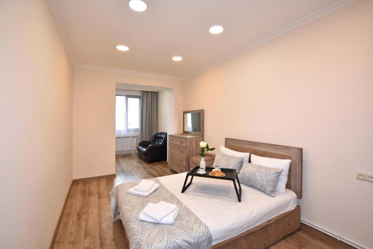2 Bedroom Apartment, Quiet And Spacious Jerevan Exteriör bild