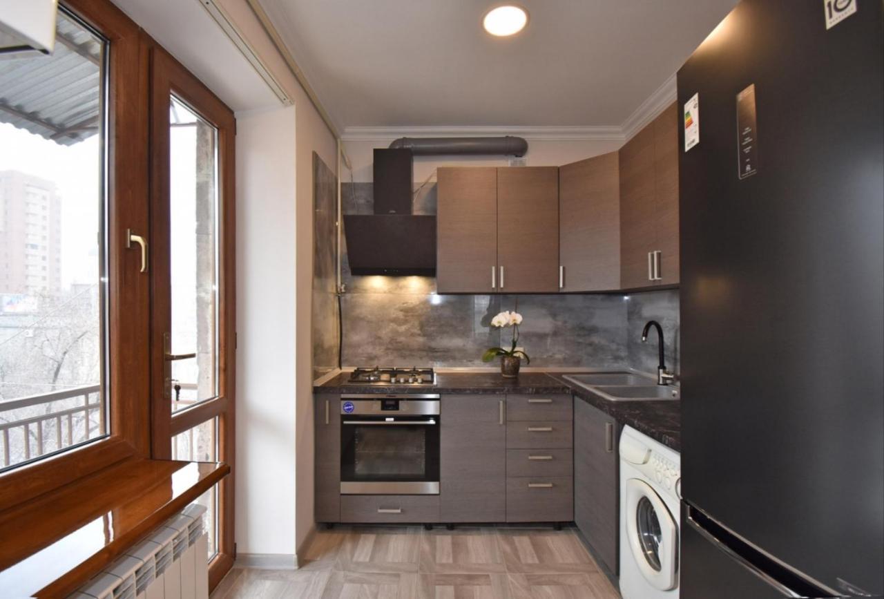 2 Bedroom Apartment, Quiet And Spacious Jerevan Exteriör bild