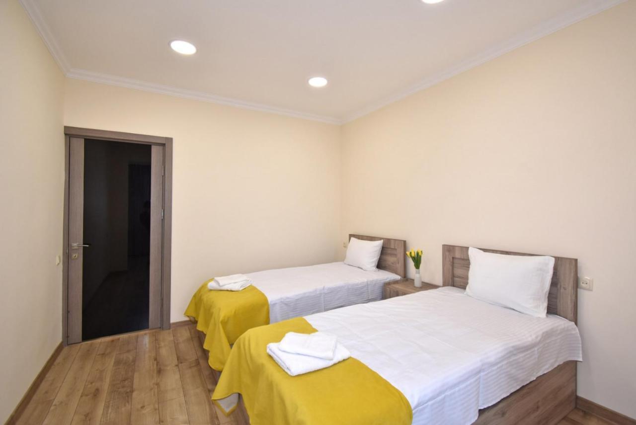 2 Bedroom Apartment, Quiet And Spacious Jerevan Exteriör bild